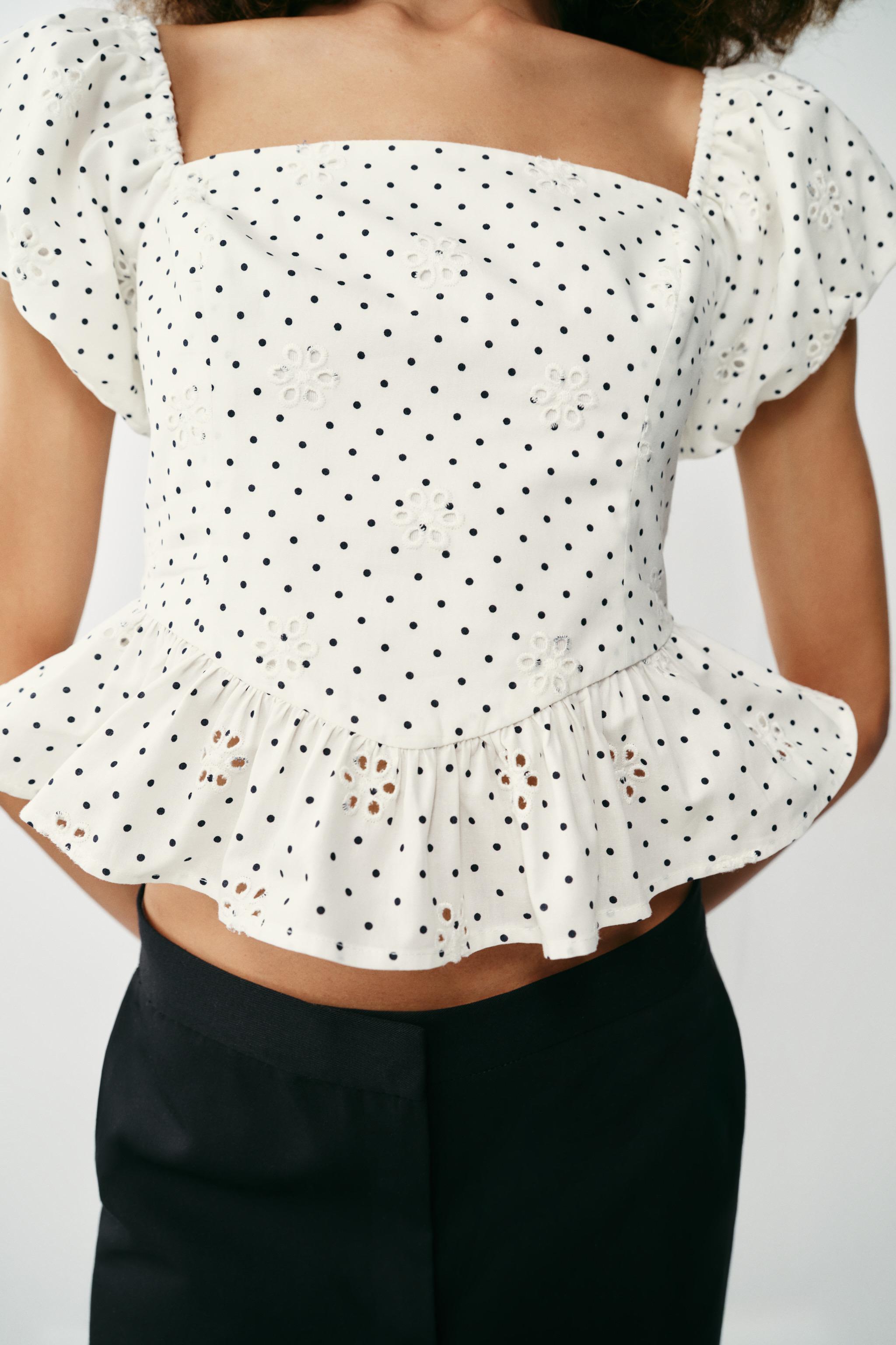 TOP IMPRIMÉ À BRODERIES AJOURÉES